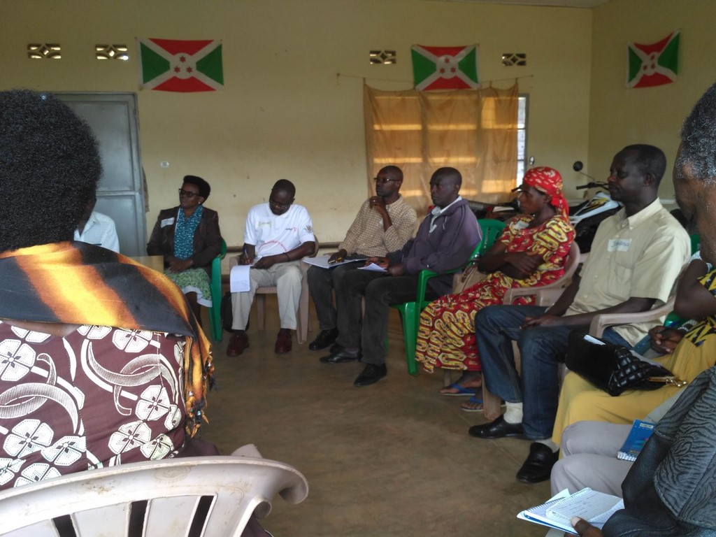 round table with governor and dairy producers